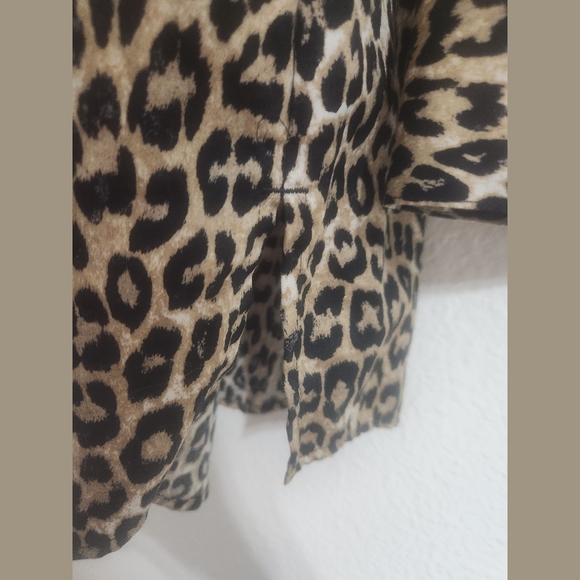 Chico's Leopard Print Long Line Button Front Shirt Sz 2 Chico's or Large - Picture 7 of 8